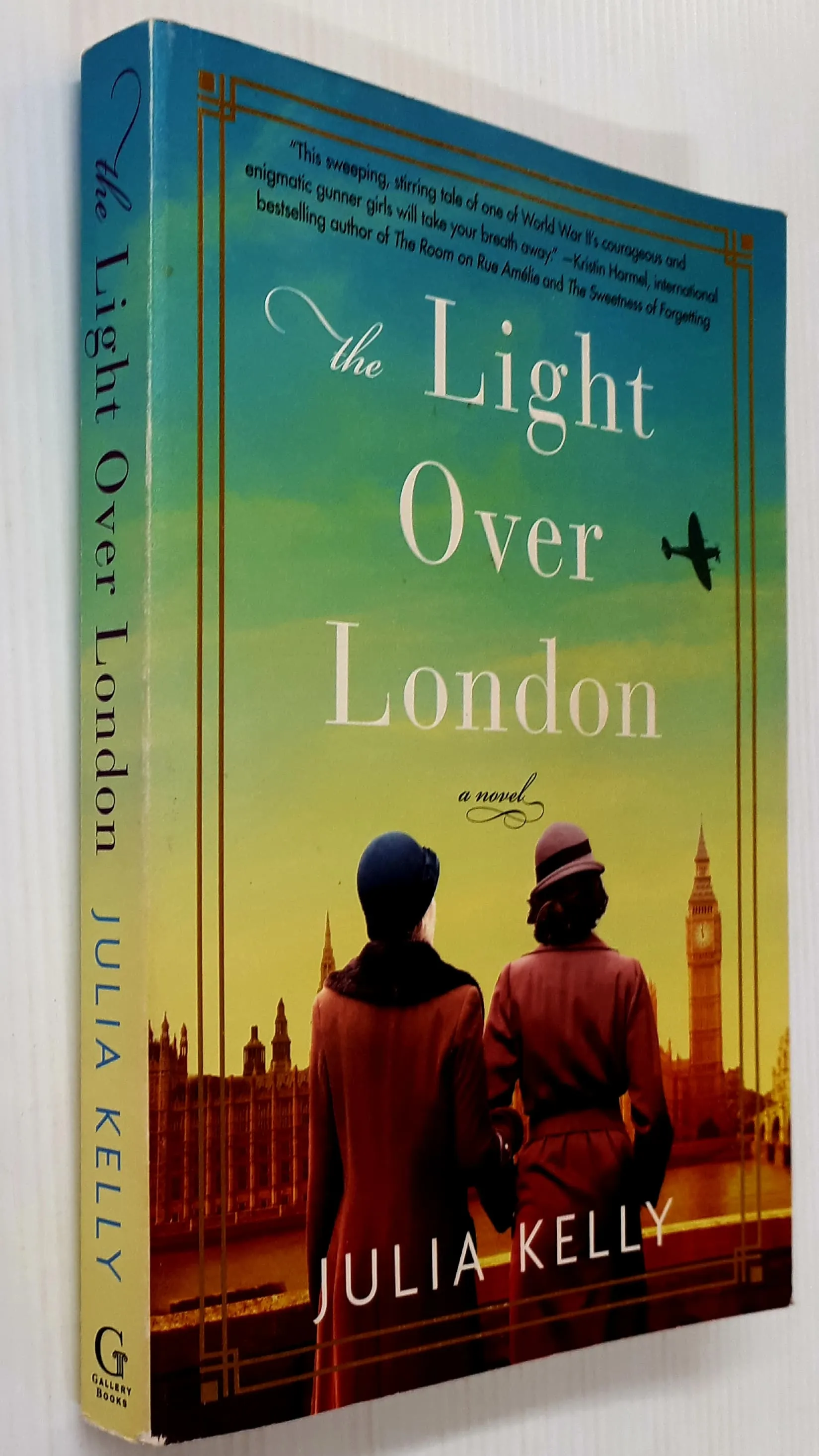 THE LIGHT OVER LONDON - Julia Kelly